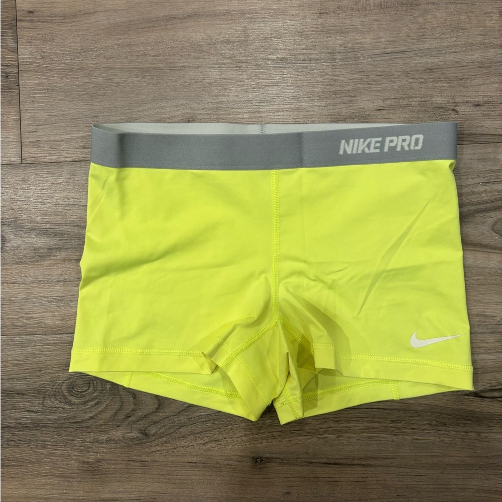 Woman’s Nike Pro’s